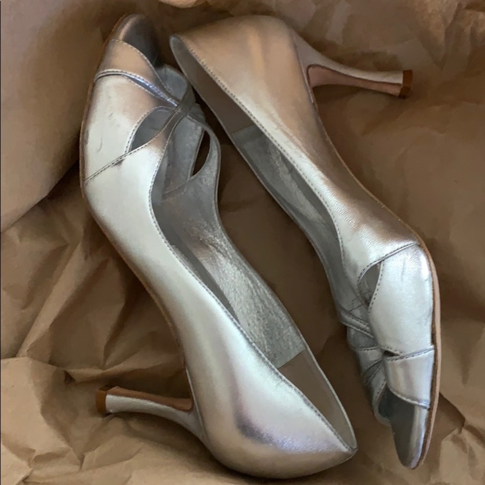 Manolo Blahnik Butterpump high heel peep silver 6